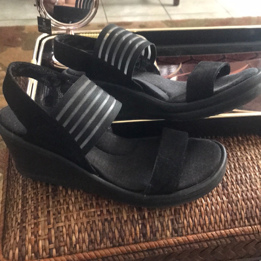 Skechers sandals size 8